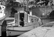 818807 Afbeelding van het afgemeerde pleziervaartuig Cleyn Propheyt, aan de werf langs de Oudegracht te Utrecht; op de ...